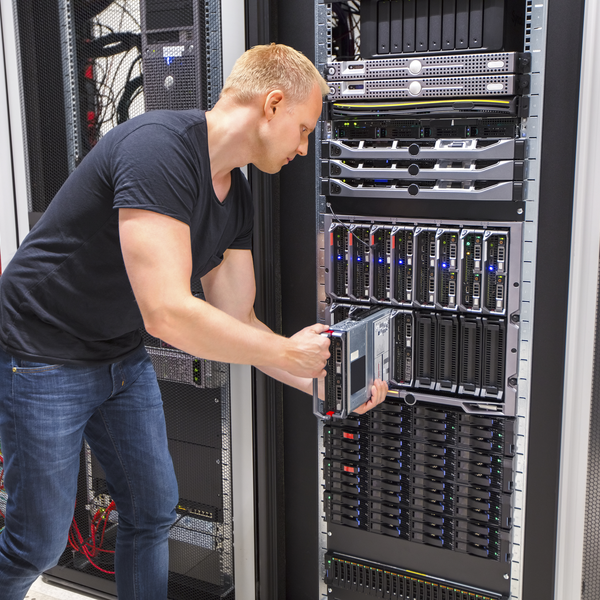 Junger Mann verbaut Firewall